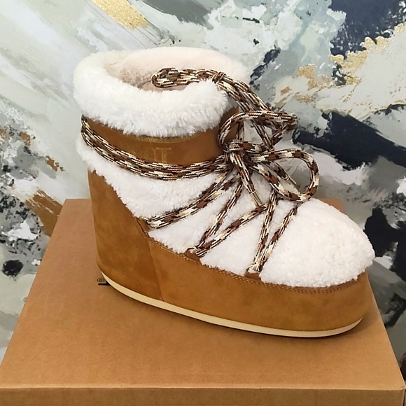 NEW MOON BOOT Tan and Cream Low Shearling - Size 42/44 = 9-10.5 Women's - Picture 1 of 13